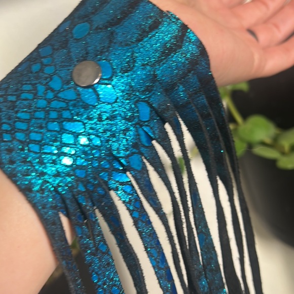 Turquoise printed leather long fringe bracelet - Picture 3 of 10